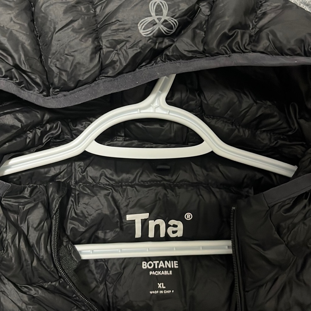 Selling the TNA botanic puffer jacket in size XL